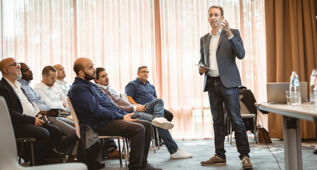 André Vanacker, salestrainer B2B, tijdens een salestraining in België over technieken om je prijs te verdedigen